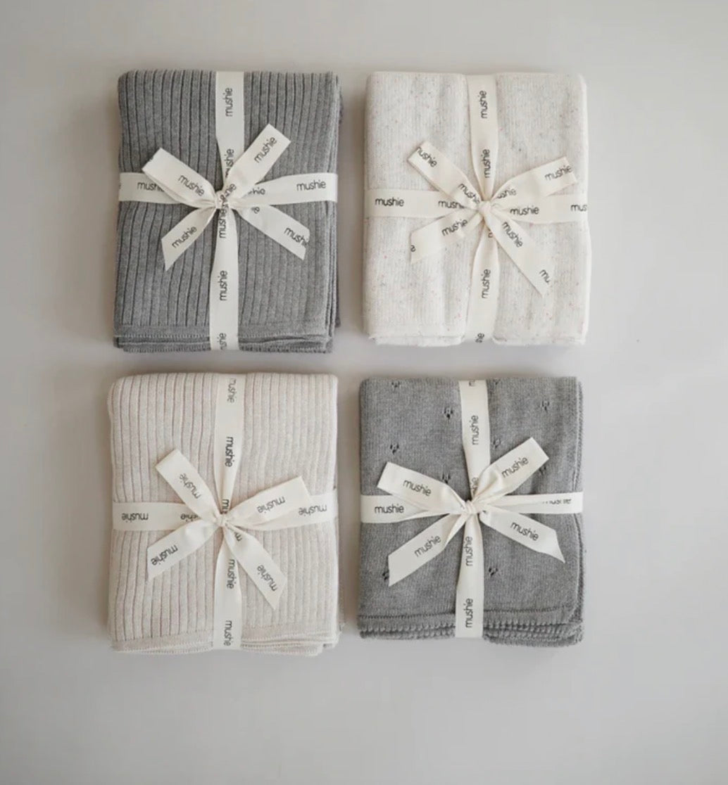 שמיכה סרוגה פסים Mushie | בז׳