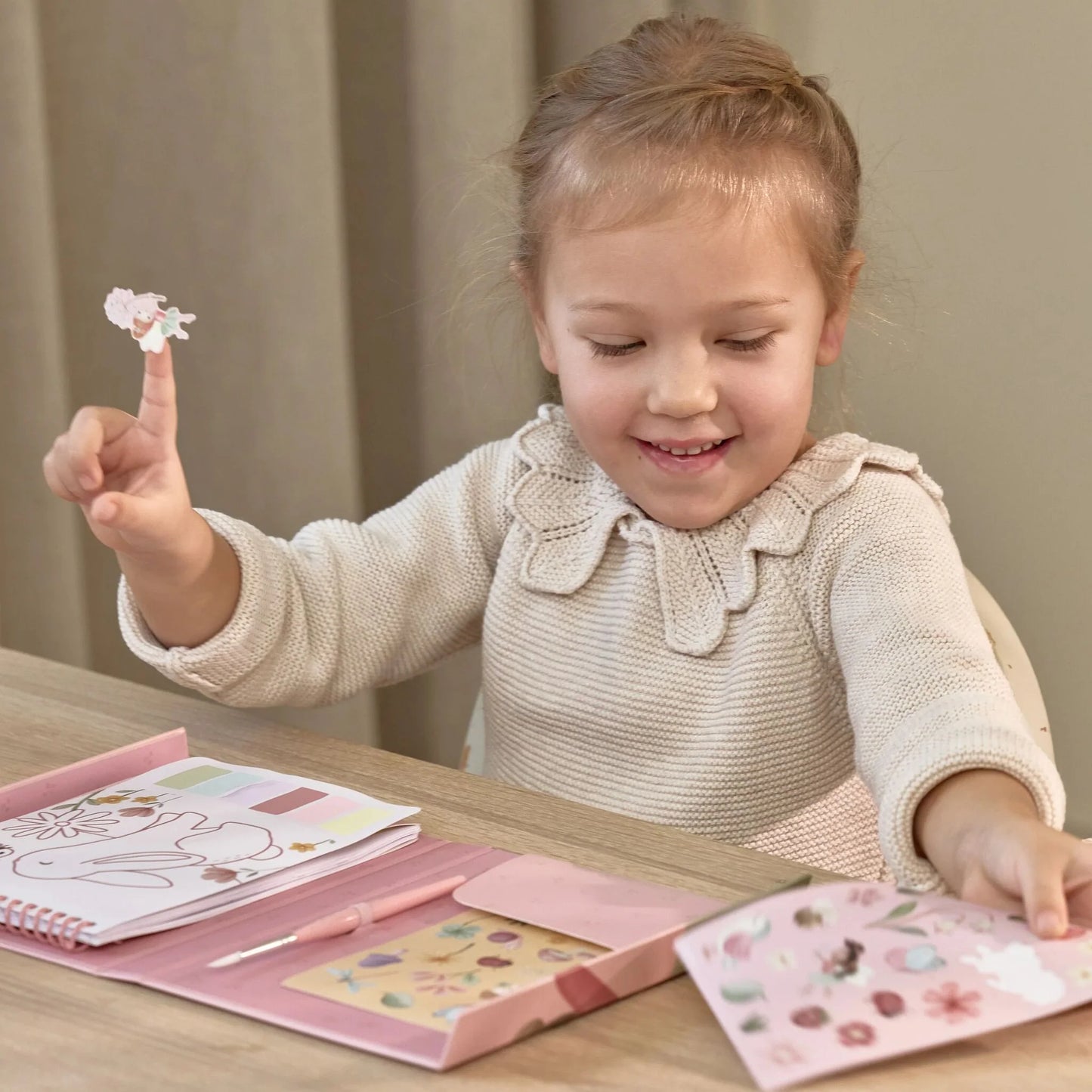 חוברת צביעה במים עם מדבקות | רוזה גן פיות Little Dutch