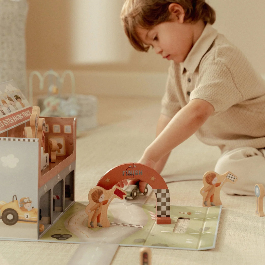 מסלול מרוצים מעץ במזוודת משחק Little Dutch