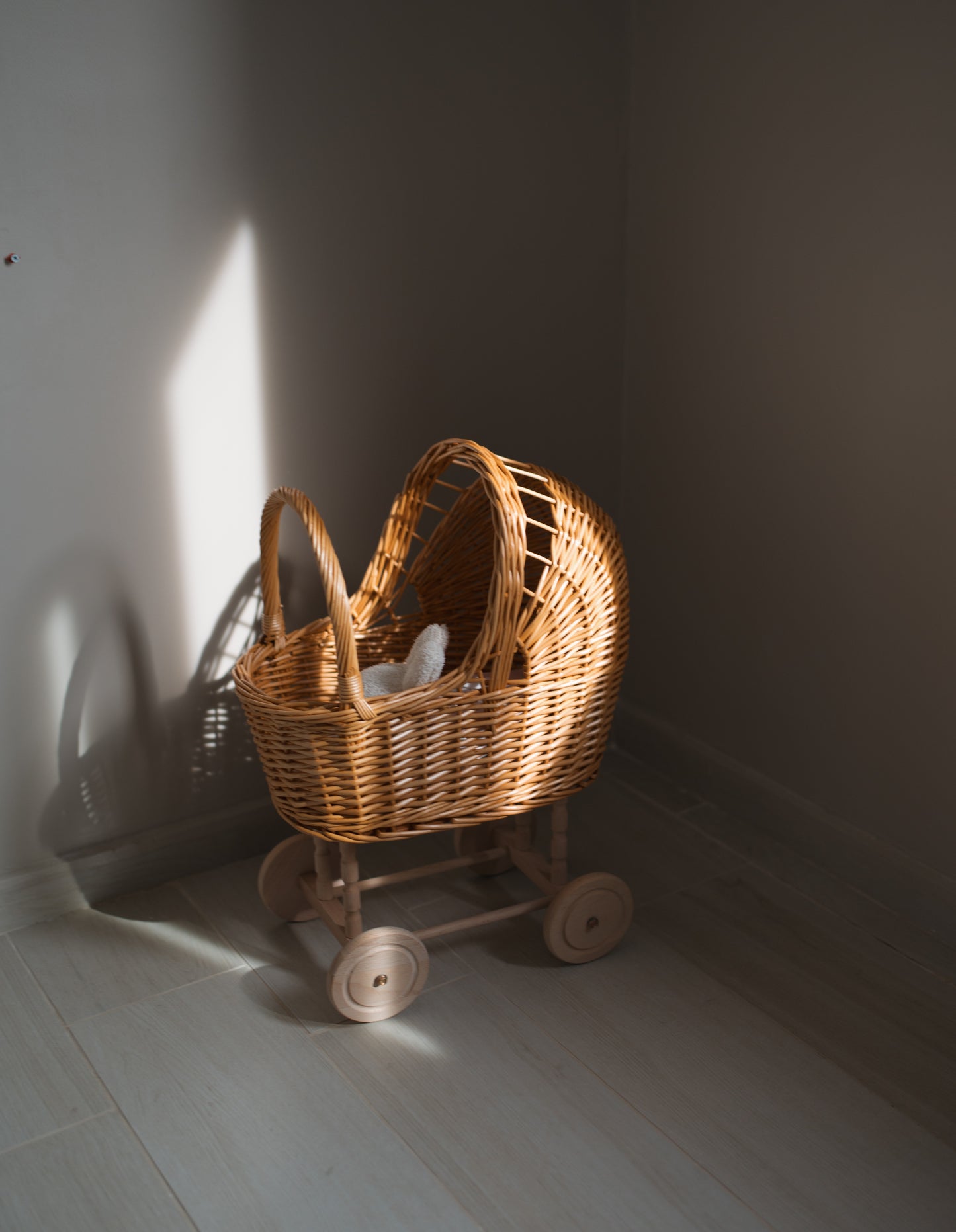 עגלת בובה מקש מרופדת