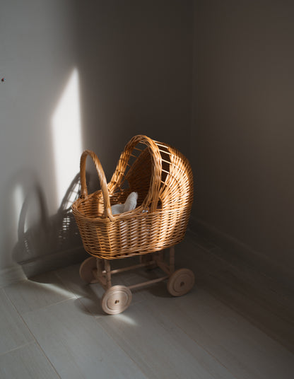 עגלת בובה מקש מרופדת