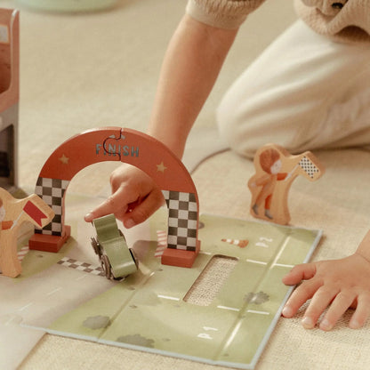 מסלול מרוצים מעץ במזוודת משחק Little Dutch