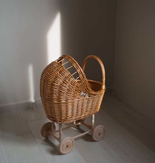 עגלת בובה מקש מרופדת