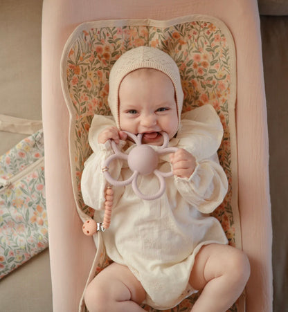 נשכן רעשן פרח דייזי Mushie | לילך