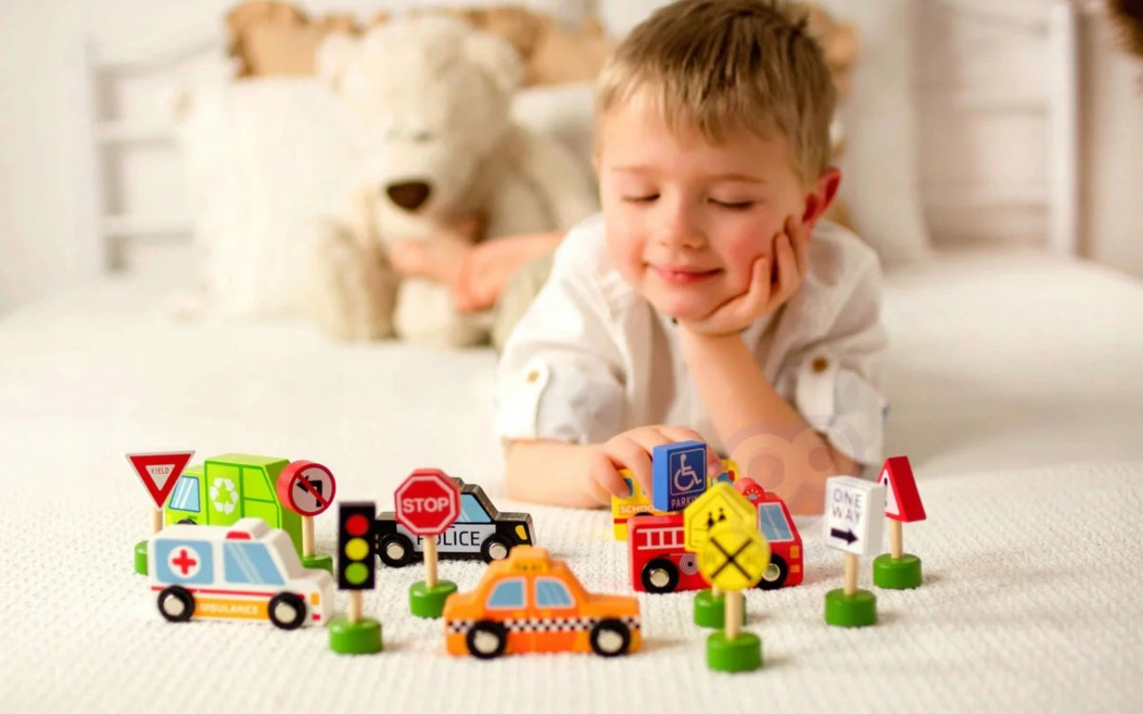 סט מכוניות ותמרורים מעץ